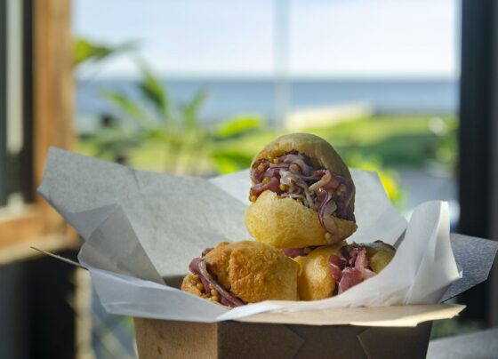 Pão de queijo recheado é um dos itens servidos no novo Janela, bar casual do restaurante Manga