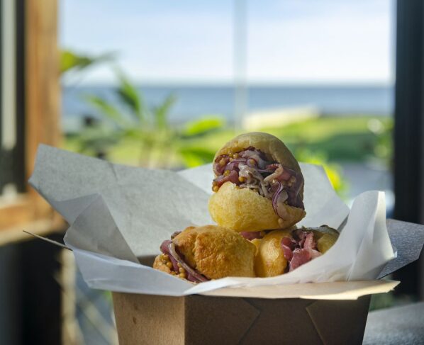 Pão de queijo recheado é um dos itens servidos no novo Janela, bar casual do restaurante Manga