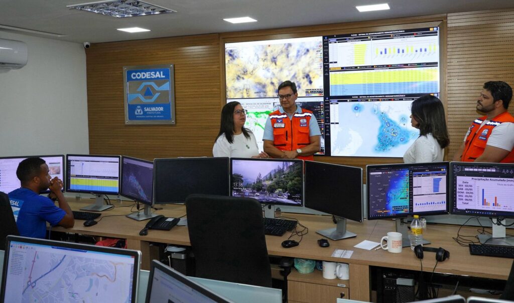 Ana Paula visita sede da Codesal em dia em que Salvador teve mais de 100 mm de chuvas