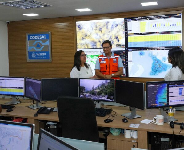 Ana Paula visita sede da Codesal em dia em que Salvador teve mais de 100 mm de chuvas