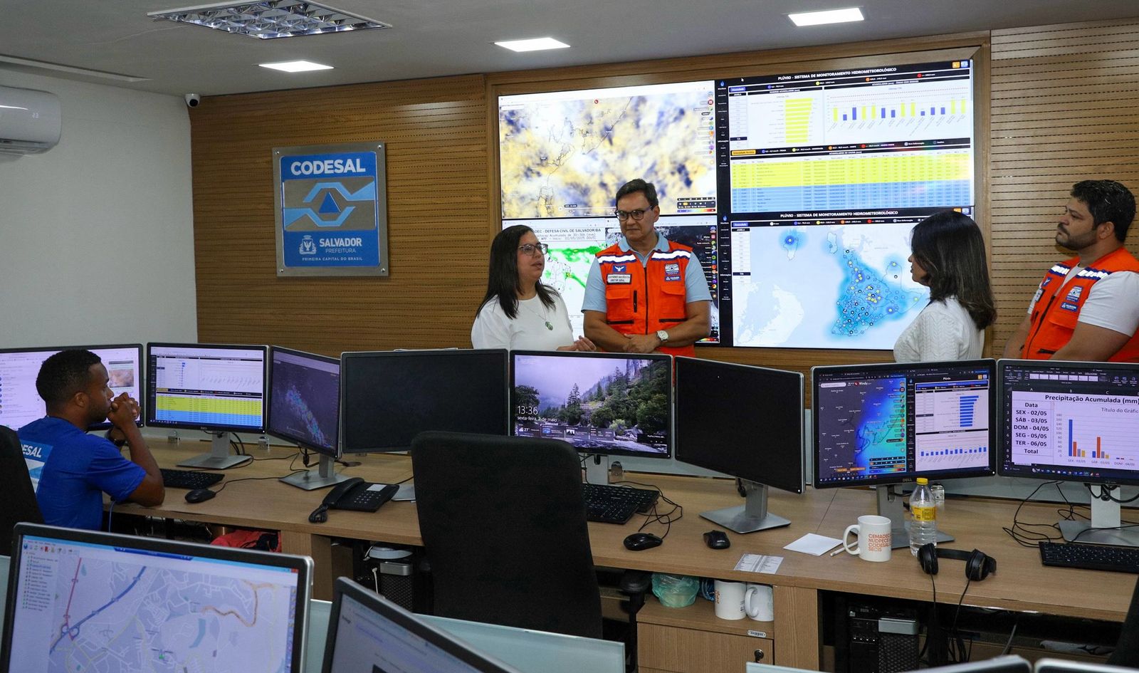 Ana Paula visita sede da Codesal em dia em que Salvador teve mais de 100 mm de chuvas
