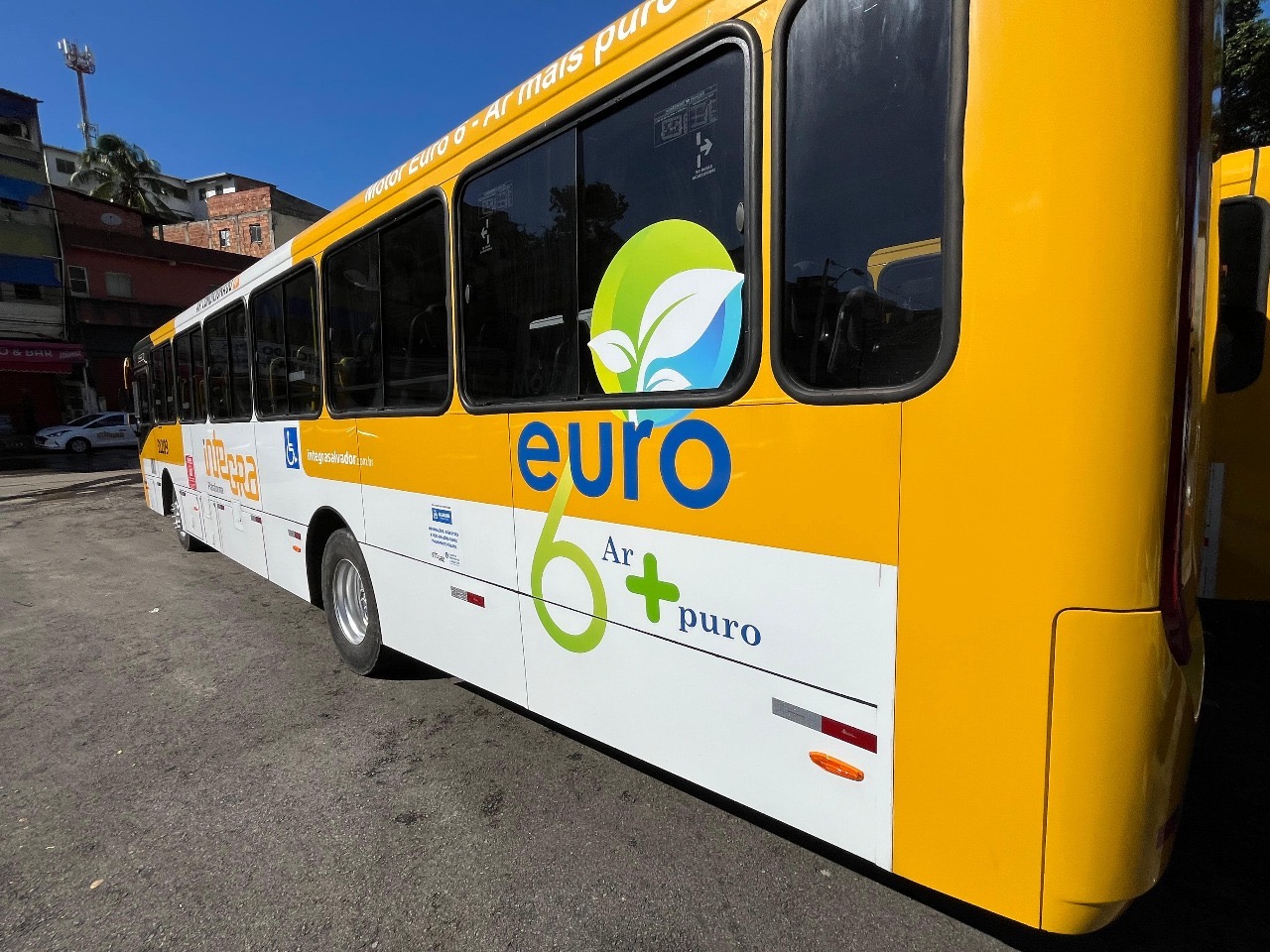 Prefeitura de Salvador vistoria produção de novos ônibus climatizados
