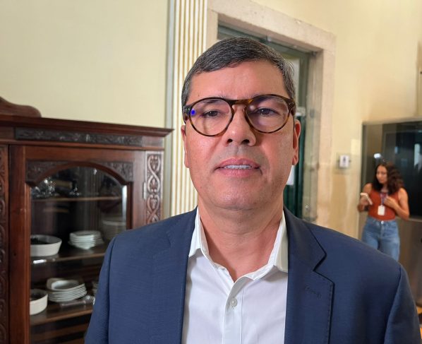 Cláudio Tinoco critica processo de venda do Centro de Convenções