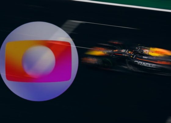 Logo da Globo ao lado de carro de fórmula 1 correndo no GP do Japão
