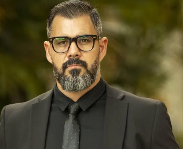 Juliano Cazarré causa polêmica com evento para 'homens alfa' e recebe críticas de colegas da Globo
