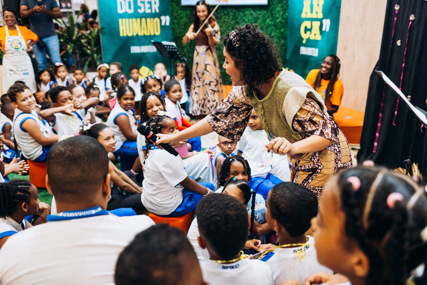 Mais de mil pessoas visitam Mundo Encantado da Criança na Bienal do Livro