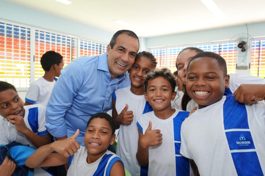 Prefeitura de Salvador entrega escola reconstruída em Paripe