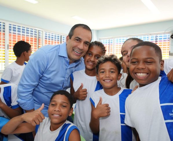 Prefeitura de Salvador entrega escola reconstruída em Paripe