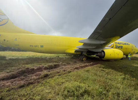 Avião cargueiro do Mercado Livre sai da pista após pouso em Salvador