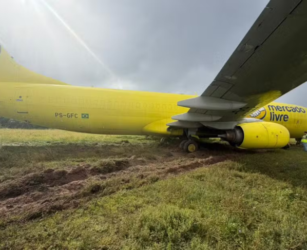 Avião cargueiro do Mercado Livre sai da pista após pouso em Salvador
