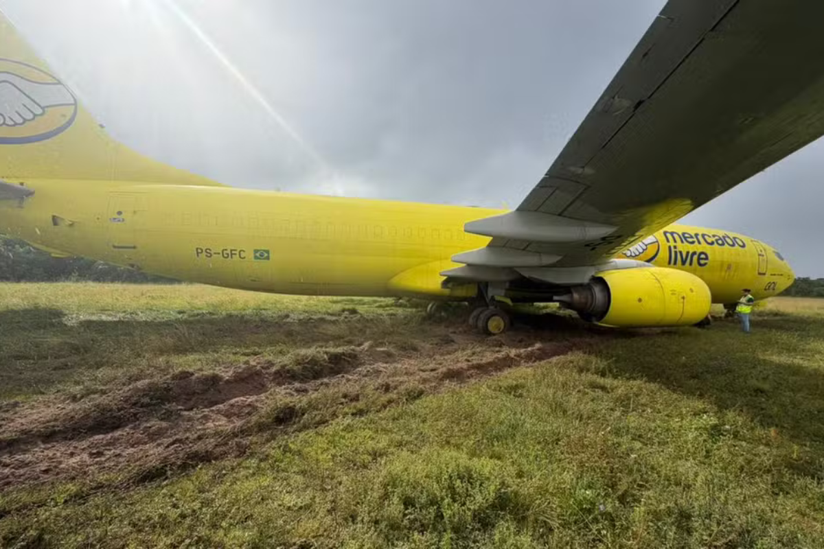 Avião cargueiro do Mercado Livre sai da pista após pouso em Salvador