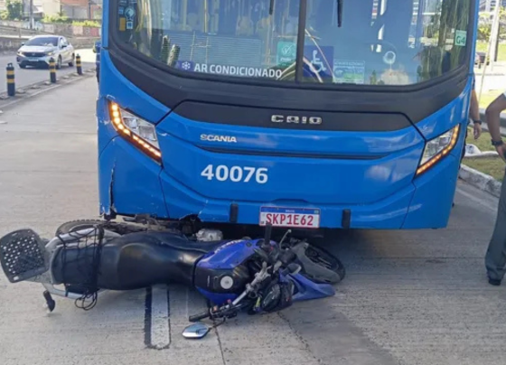 Motociclista é atingido por ônibus do BRT após invadir via exclusiva em Salvador