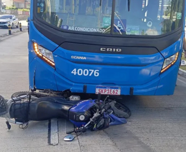 Motociclista é atingido por ônibus do BRT após invadir via exclusiva em Salvador