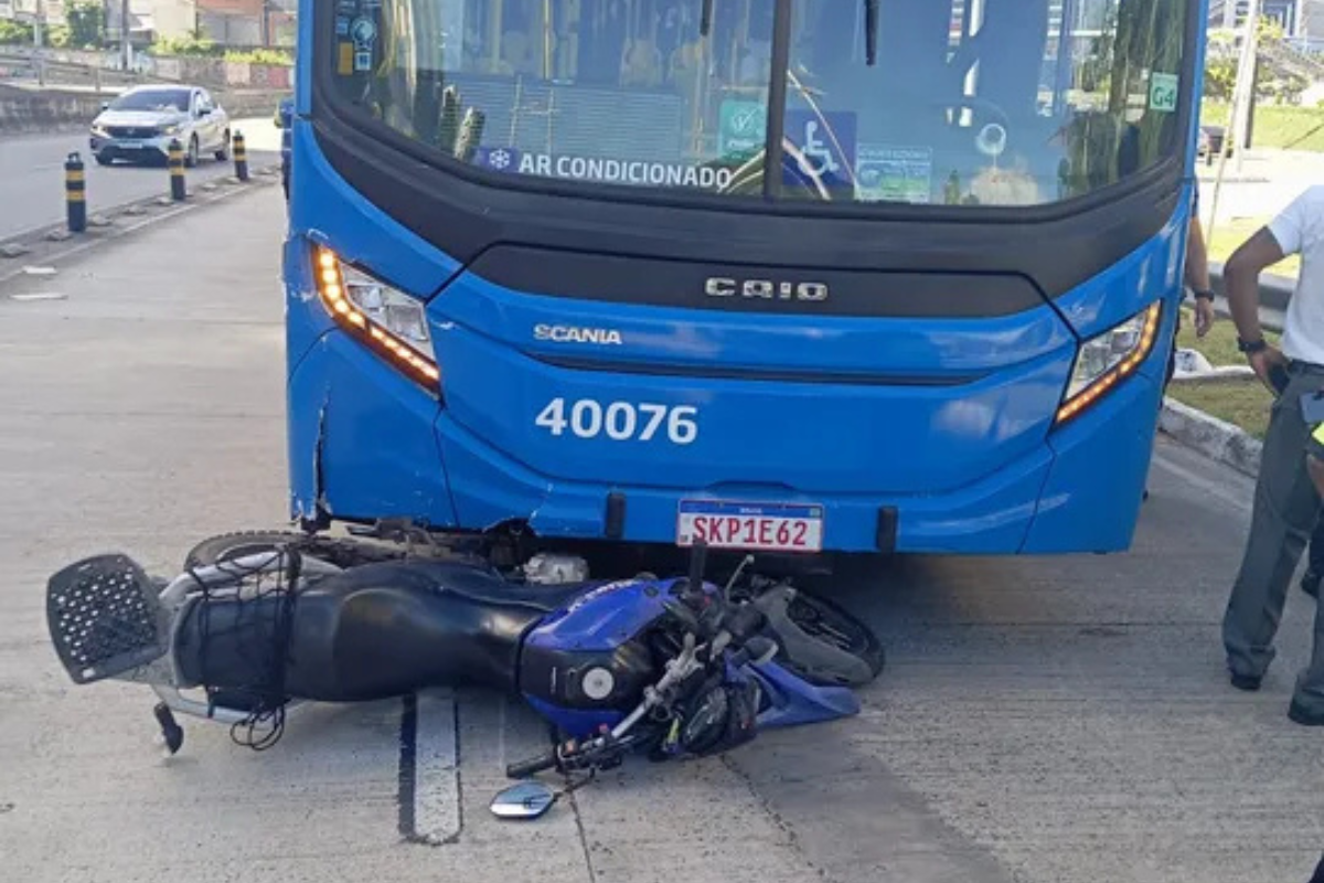 Motociclista é atingido por ônibus do BRT após invadir via exclusiva em Salvador