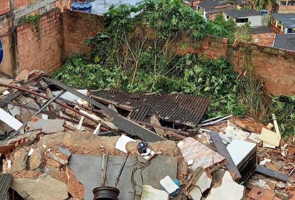 Imóvel desaba em Salvador e deixa criança ferida