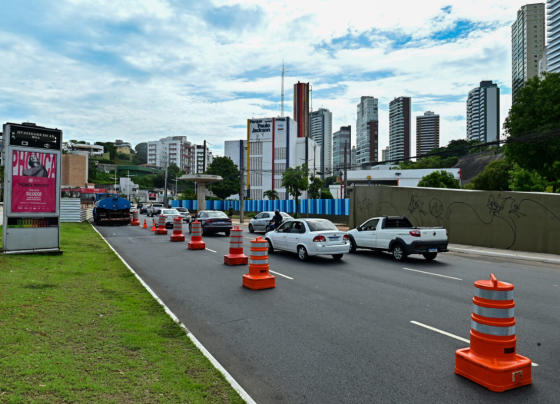 Instalação de passarela gera bloqueio na Juracy Magalhães nesta quinta-feira (12)