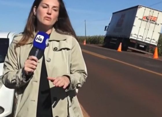 Repórter da Record tomou um baita susto ao vivo.