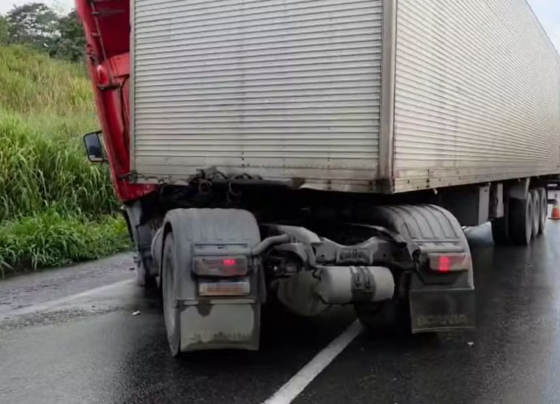 Após afundamento, carreta fica atravessada na BR-324 e pista precisou ser bloqueada