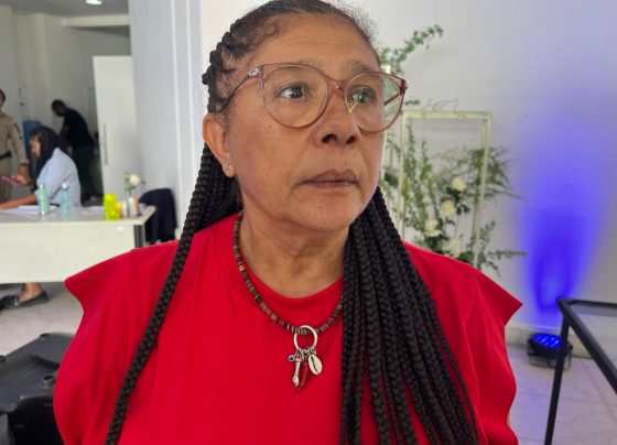 Marta Rodrigues protesta contra o fechamento de escola no Rio Sena