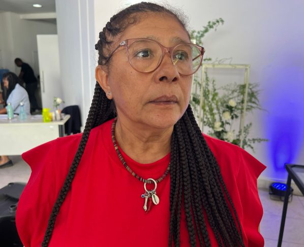 Marta Rodrigues protesta contra o fechamento de escola no Rio Sena