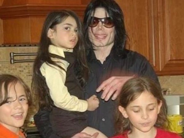 Filhos de Michael Jackson declaram guerra por disputa de fortuna de R$ 4 bilhões
