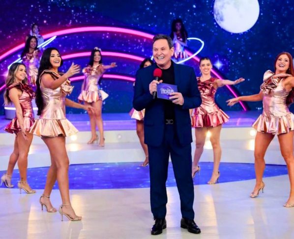 Viva a Noite faz sucesso na grade do SBT com convidados ilustres. (Imagem: Reprodução / SBT)