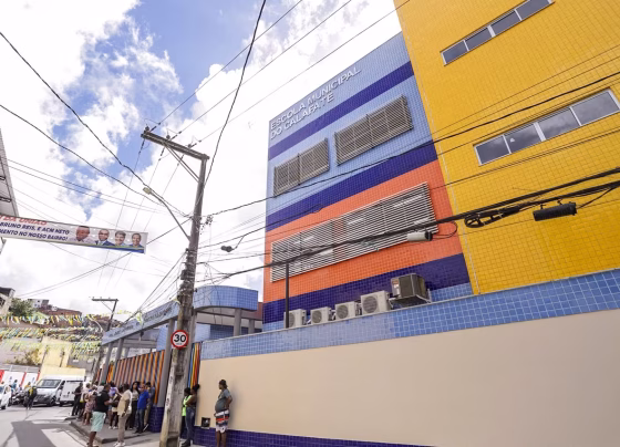 Prefeitura inaugura escolas com piscina e salas climatizadas na Fazenda Grande do Retiro