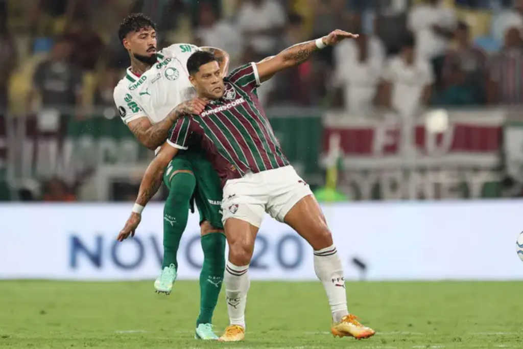 Jogadores de Palmeiras e Fluminense disputando a bola