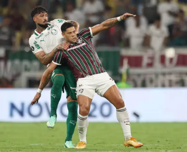 Jogadores de Palmeiras e Fluminense disputando a bola