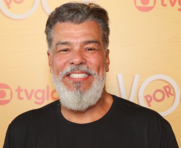 Maurício Mattar sorrindo em evento da novela Por Você