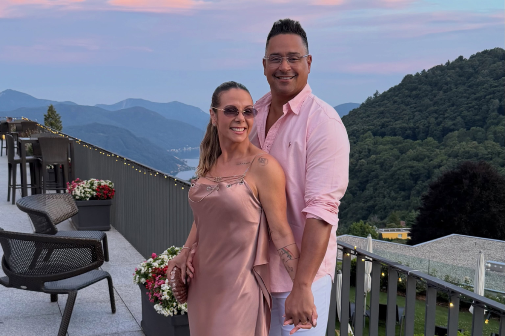 Carla Perez e Xanddy juntos em um fundo de floresta