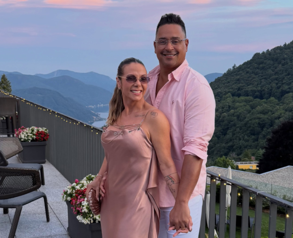 Carla Perez e Xanddy juntos em um fundo de floresta