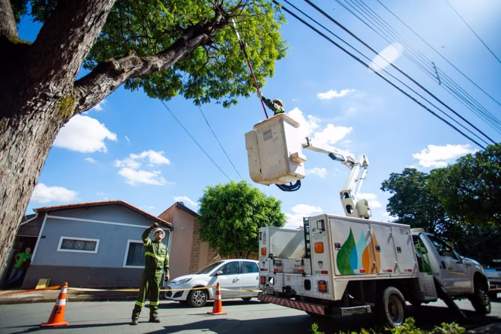 Falta de energia em Salvador: 17 bairros têm desligamento programado nesta terça-feira (13)
