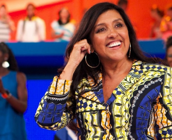 Regina Casé, no programa Esquenta!, com roupa colorida