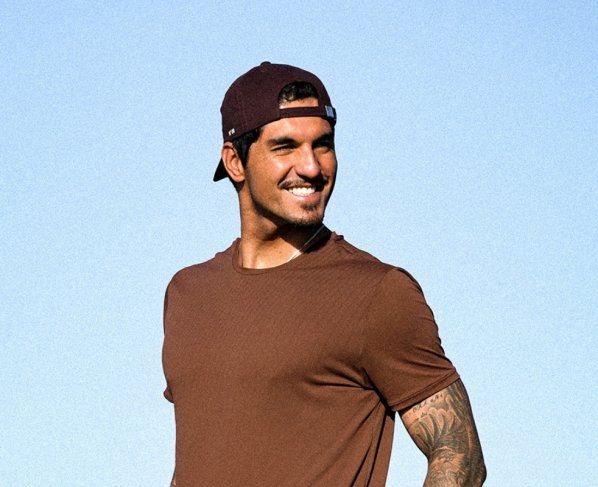 Gabriel Medina sorrindo em um fundo ensolarado