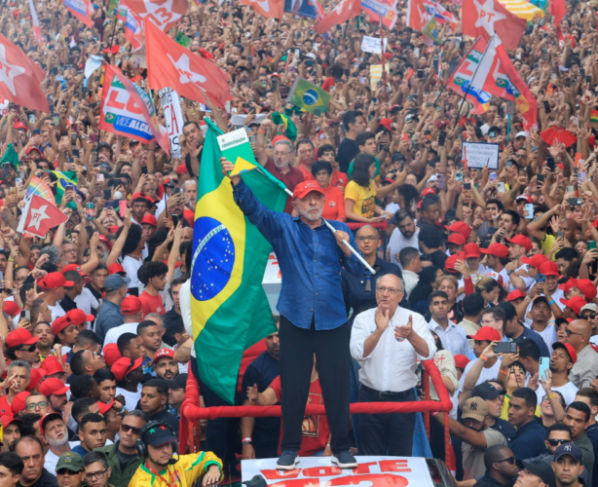 Lula comemorando