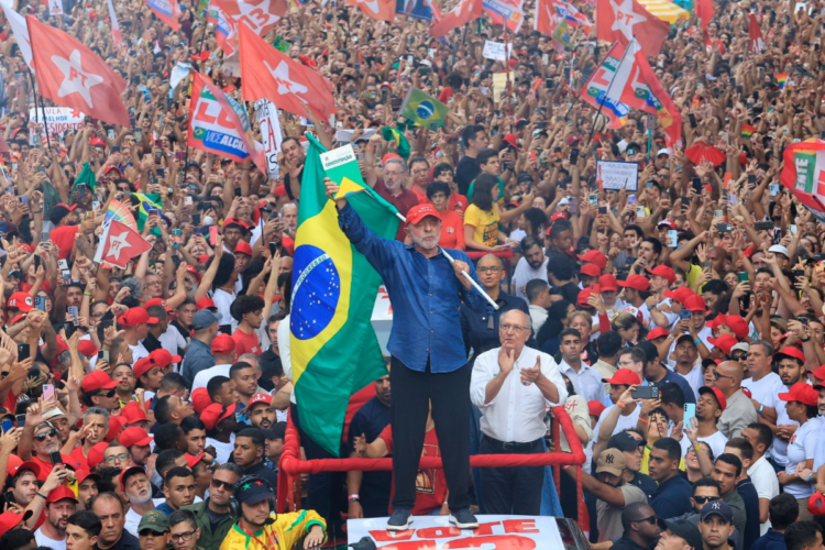 Lula comemorando