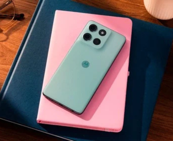 Moto G56 na cor azul, em cima de uma mesa
