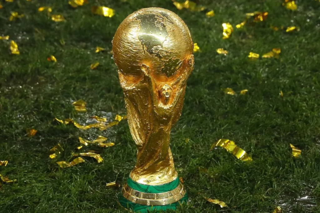 Taça da Copa do Mundo em um gramado