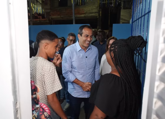 Prefeitura entrega casas reformadas e arena de grama sintética no Arraial do Retiro