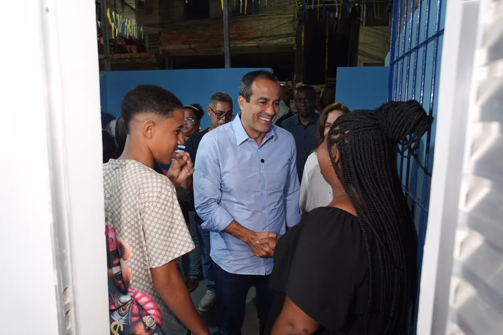 Prefeitura entrega casas reformadas e arena de grama sintética no Arraial do Retiro