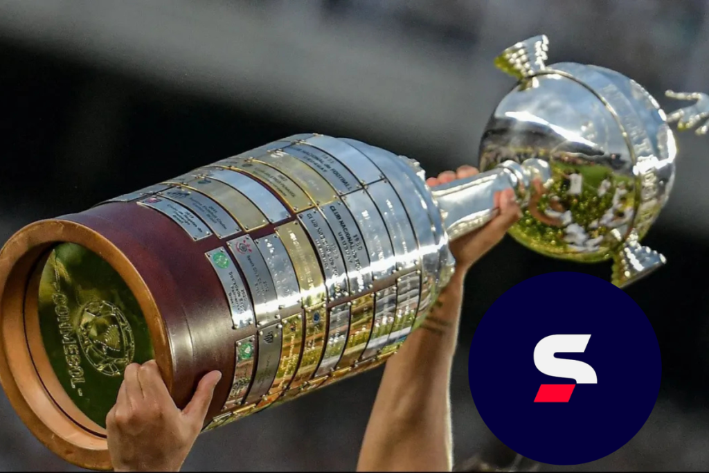 Taça da Libertadores sendo levantada