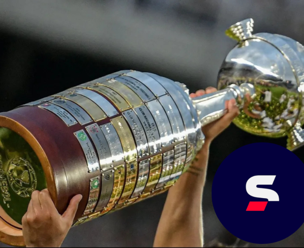 Taça da Libertadores sendo levantada