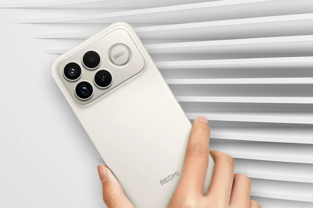 POCO F8 Ultra, da Xiaomi, na cor branca com uma mão segurando