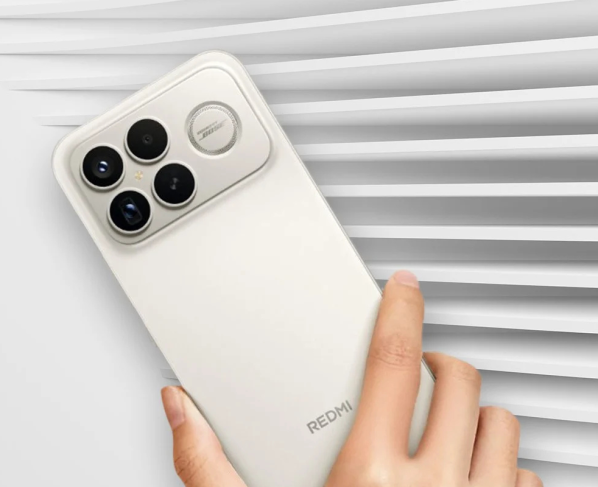 POCO F8 Ultra, da Xiaomi, na cor branca com uma mão segurando