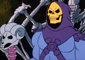Esqueleto, de He-Man, em postura de liderança