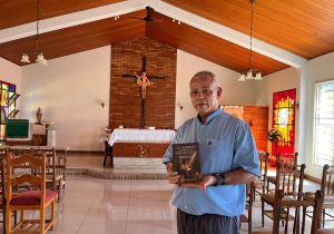 Padre chega à Bienal do Livro com romance sobre um