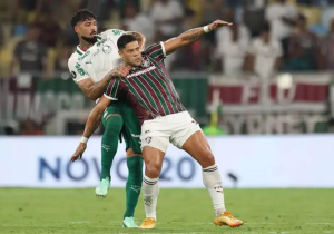 Jogadores de Palmeiras e Fluminense disputando a bola