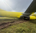 Avião cargueiro do Mercado Livre sai da pista após pouso em Salvador