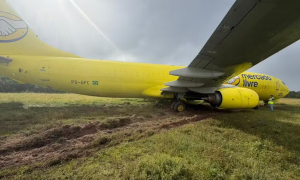 Avião cargueiro do Mercado Livre sai da pista após pouso em Salvador